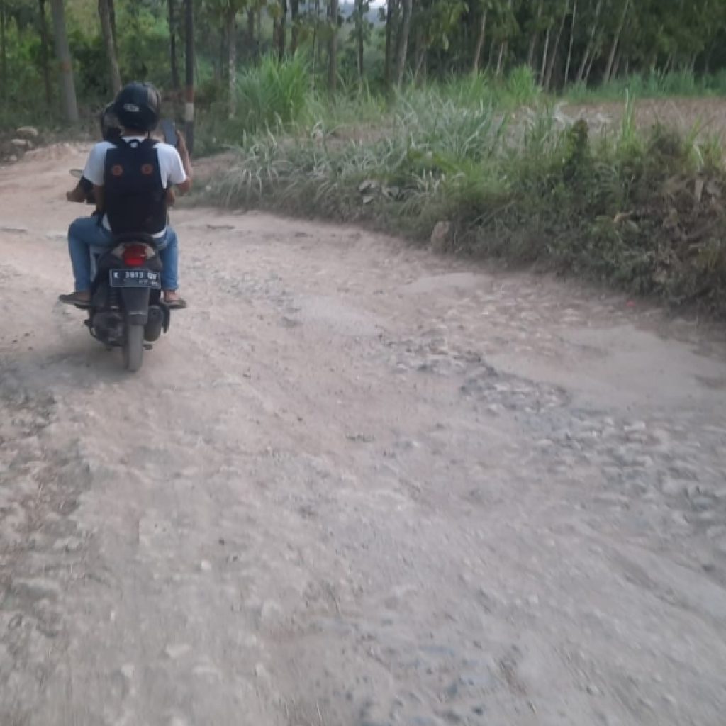 TUTURPEDIA - Galian C Sebabkan Rusaknya Ruas Jalan hingga Warga Desa Suko Alami Masalah Kesehatan