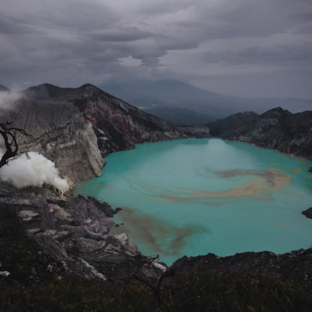 Seorang WNA China Terjatuh saat Berfoto di Kawah Ijen, Berikut Kronologinya 