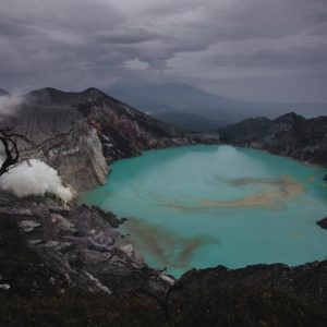 Seorang WNA China Terjatuh saat Berfoto di Kawah Ijen, Berikut Kronologinya 