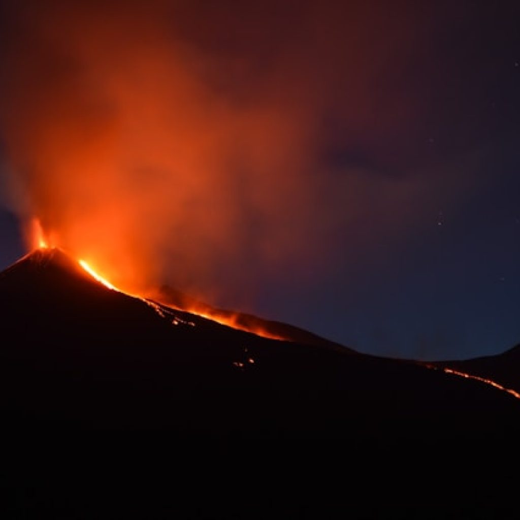 Ilustrasi Gunung Ruang yang kembali mengalami erupsi. Foto: unsplash.com/shawn_appel