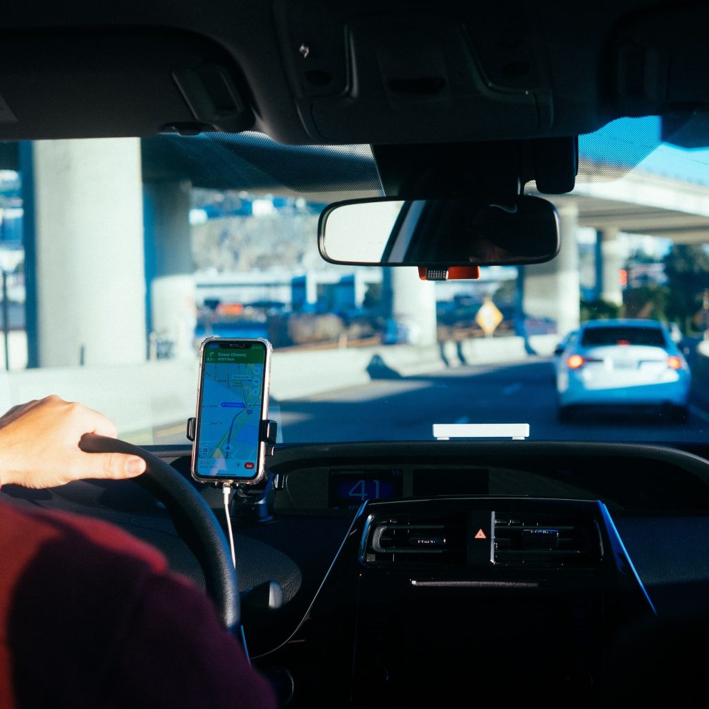 Penjelasan petugas dishub yang terbawa di kap mobil. Foto: unsplash.com/@plhnk