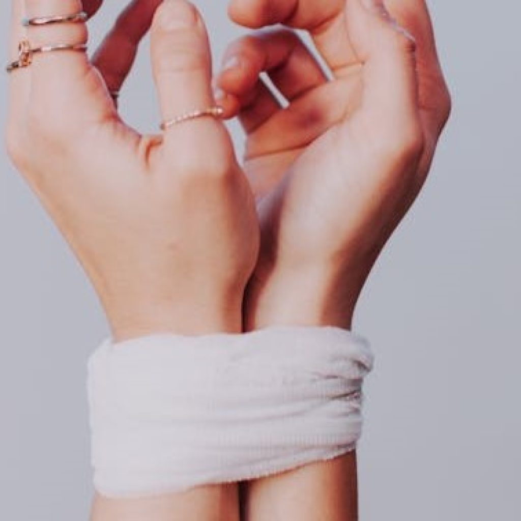 Ilustrasi jasad Indah yang diduga dibunuh dan ditemukan dalam kondisi tangan serta tali terikat. Foto: pexels.com/lilartsy