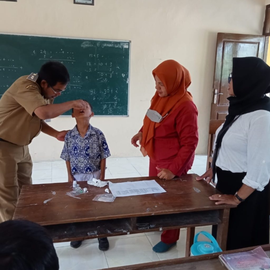 Marthin Ukie Andana beri vaksin imunisasi Sub PIN polio di sekolah. Foto. Dok. Lilik Yuliantoro