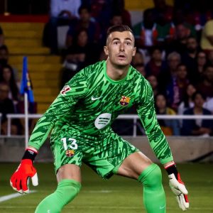 Fenomena Kiper Veteran Turun Gunung ke Barcelona, Hansi Flick Tegaskan Inaki Pena Kiper Utama!