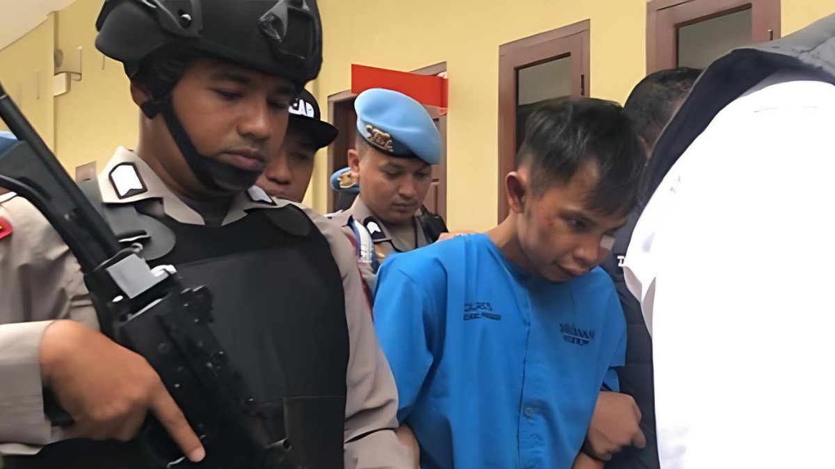 Ilustrasi Indra Septiawan hendak melakukan rekonstruksi adegan saat membunuh Nia gadis penjual gorengan. Foto: x.com/kegblgnunfaedh