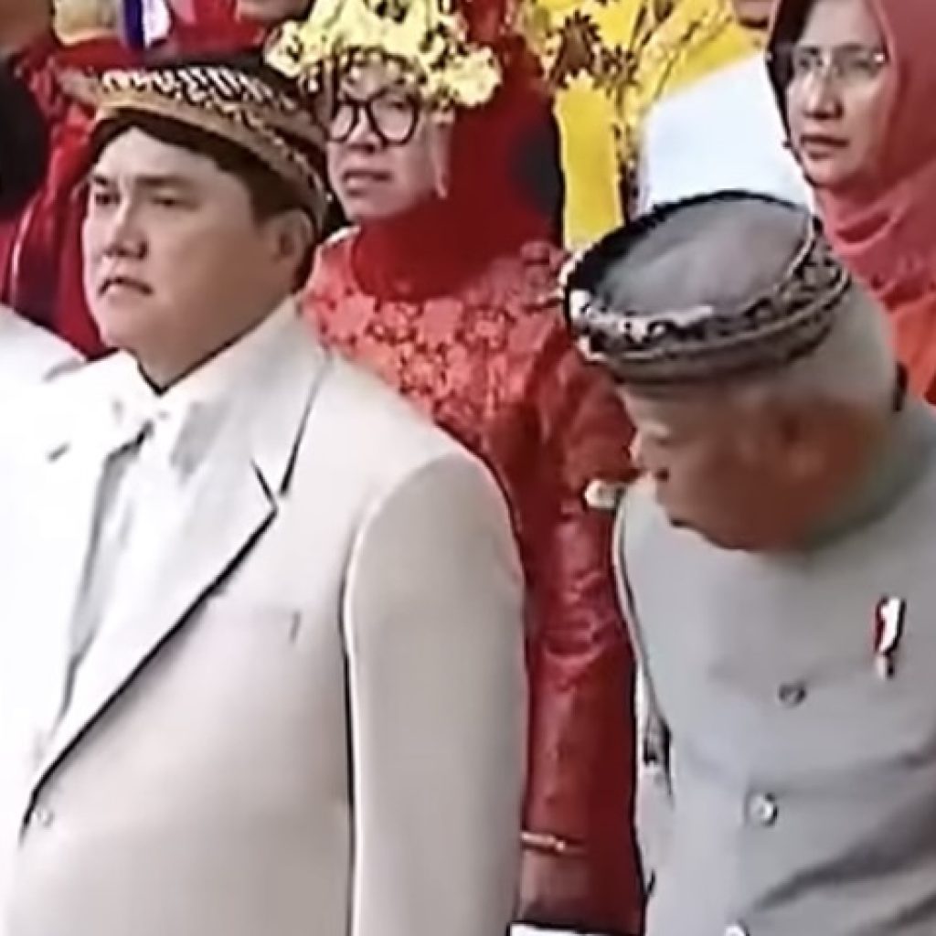 Iseng Banget, Ini Alasan Pak Bas Mengusili Erick Thohir saat Upacara 17-an Kemarin! (Foto: Screenshot YouTube Erick Thohir)