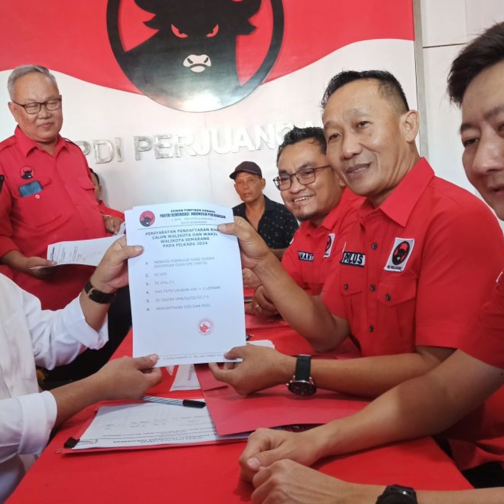 Sekda Iswar Aminuddin ambil formulir pendaftaran bakal calon Wali Kota Semarang. Foto: Dok. Alan Henry