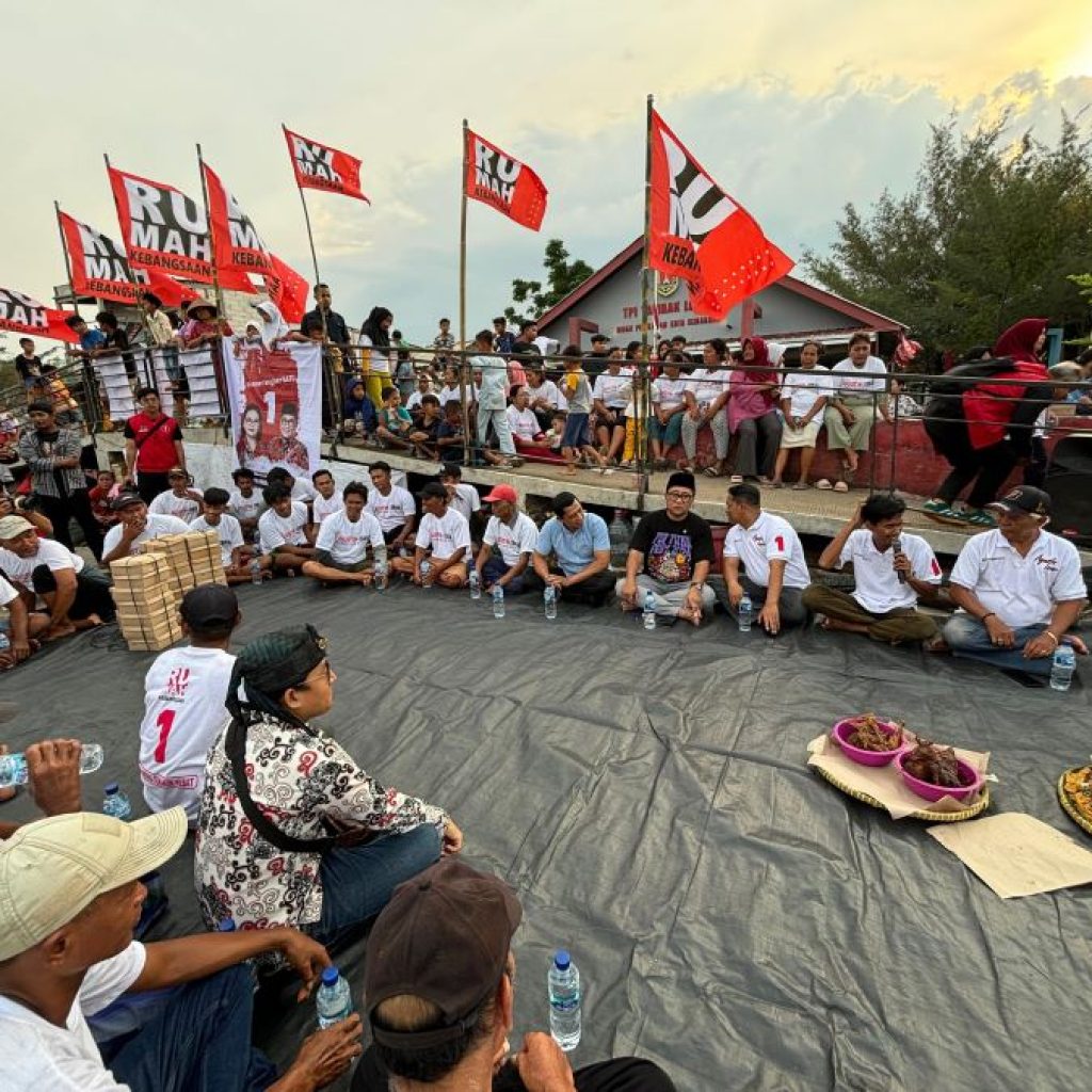 Calon Wakil Wali Kota Semarang, Iswar Amminuddin sapa warga nelayan Tambaklorok. Foto: Dok. Jaguar