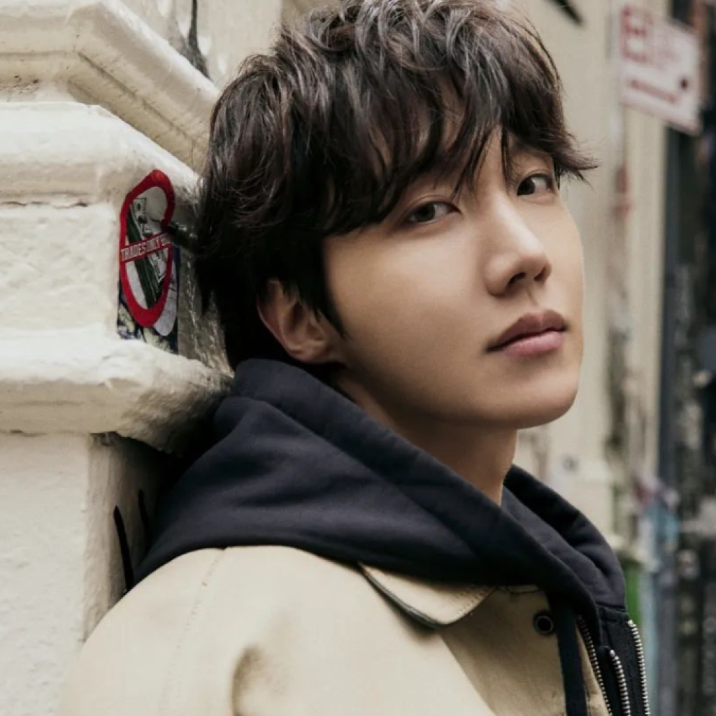 J-Hope BTS akan selesai wajib militer. Foto: instagram.com/uarmyhope