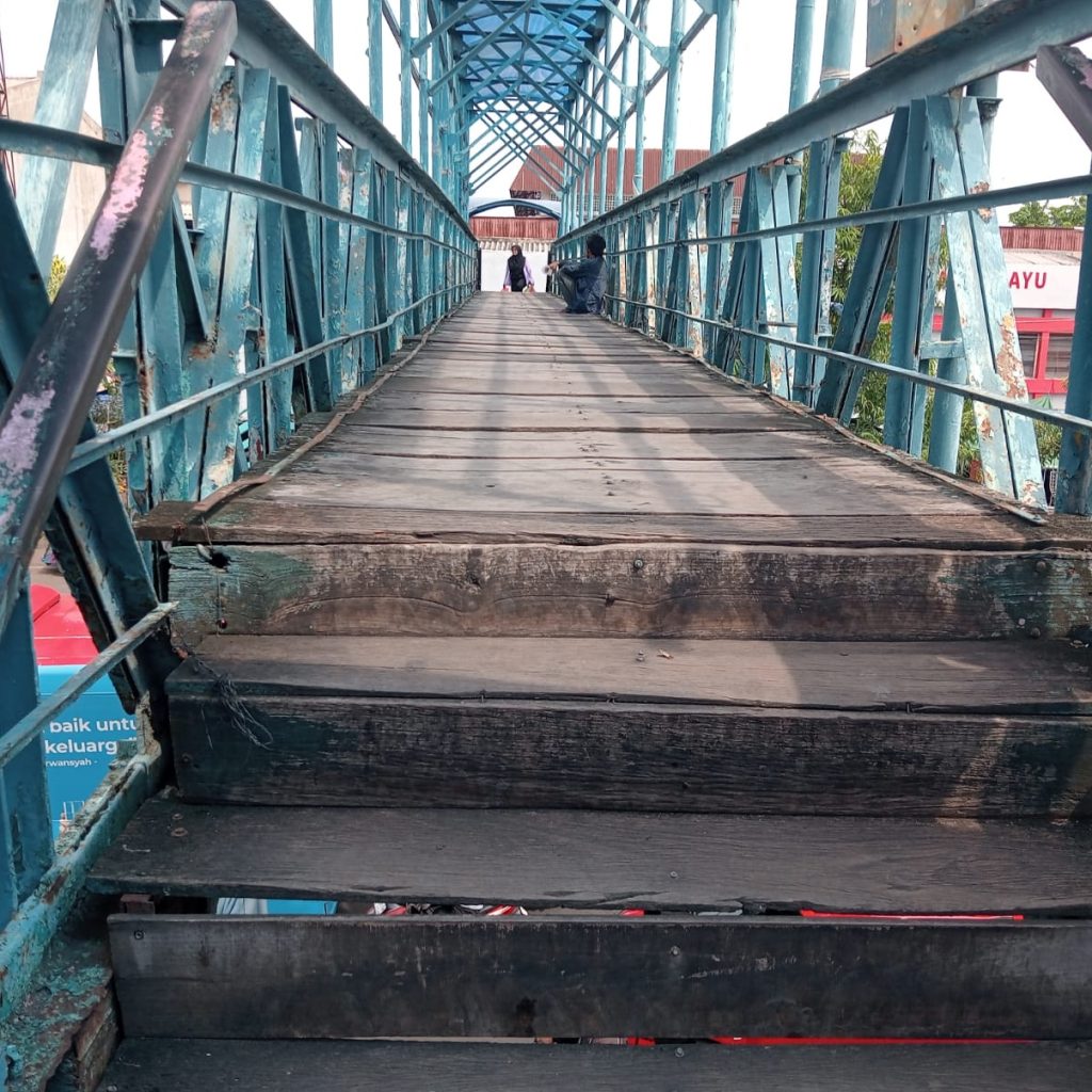 Kondisi JPO Karangayu Semarang dinilai tak aman oleh warga. Foto: Dok. Alan Henry