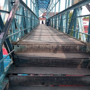 Dinilai Tak Aman, Warga Minta Pemkot Semarang untuk Tinjau JPO Karangayu yang Kurang Terawat