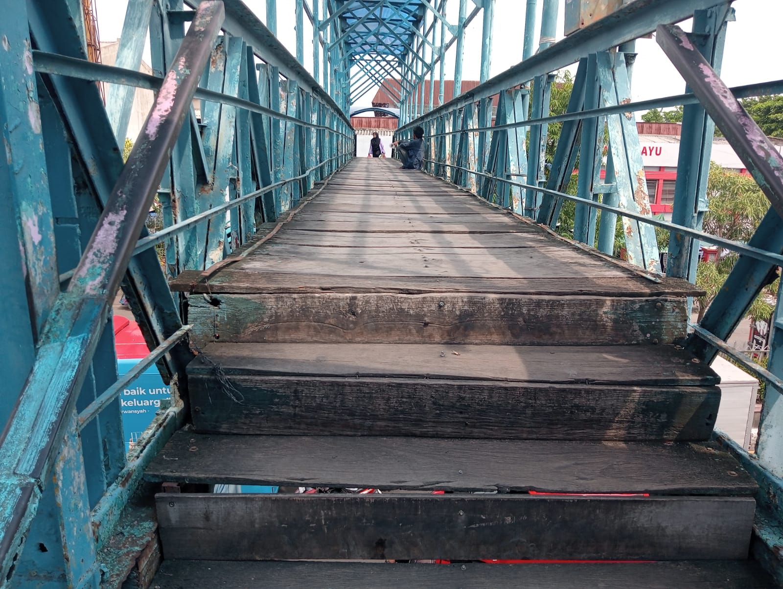 Kondisi JPO Karangayu Semarang dinilai tak aman oleh warga. Foto: Dok. Alan Henry