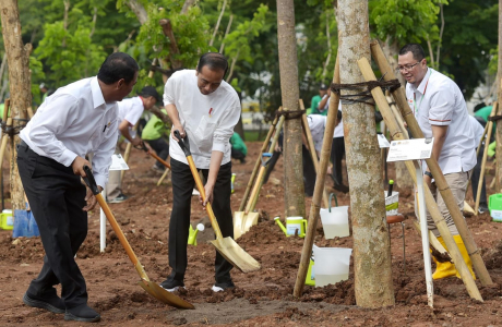 Mentan Amran bersama Presiden Jokowi hadiri gerakan tanam pohon bersama. Foto: Laman Kementan