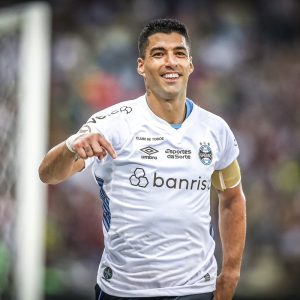 Jadi Musim Terakhir Bersama Gremio, Luis Suarez Menangkan Golden Ball Serie A Brasil
