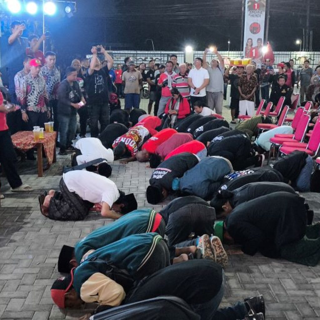 Pengasuh Santri Ndalan Nusantara, Gus Huda pimpin sujud atas kemenangan pasangan calon nomor urut 1, Agustina Wilujeng - Iswar Aminuddin pada Pilwakot Semarang 2024. Foto: Dok. Alan Henry