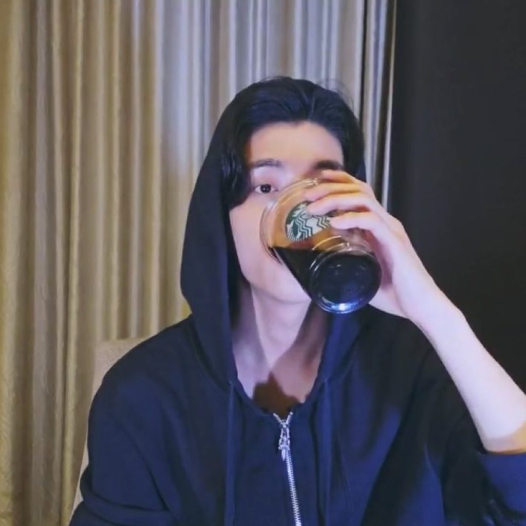 TUTURPEDIA - Minum Kopi Starbucks Saat Live Stream, Jake ENHYPEN Minta Maaf