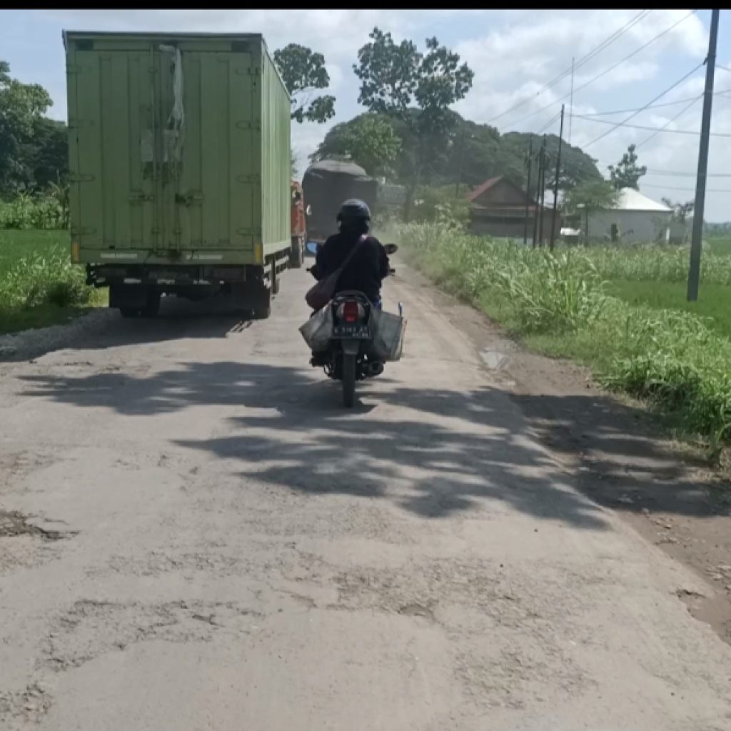 Pengendara Roda Dua dan Empat Inginkan Perbaikan Jalan serta Penambahan Penerangan di Jalur Cepu-Randublatung