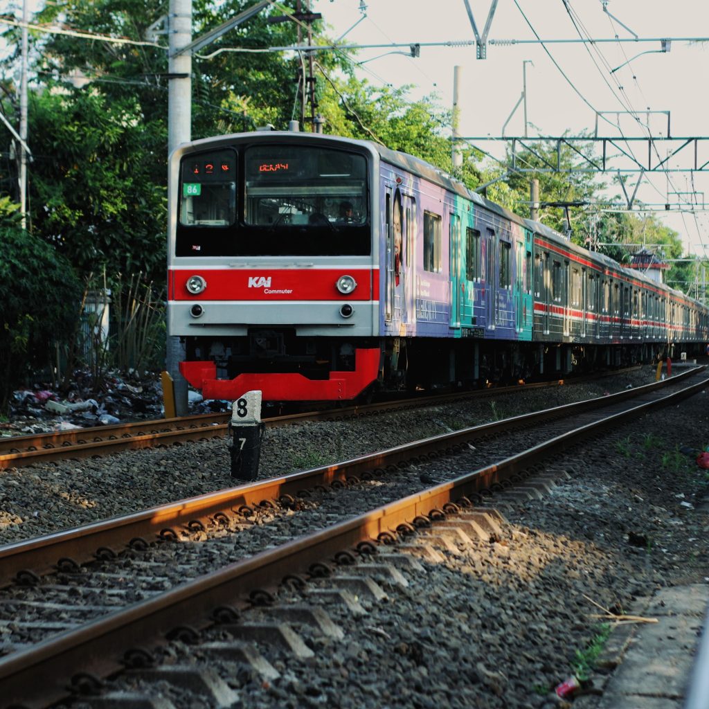 Jam operasional KRL, MRT, dan LRT diperpanjang saat tahun baru. Foto: unsplash.com/Faisal Hanafi