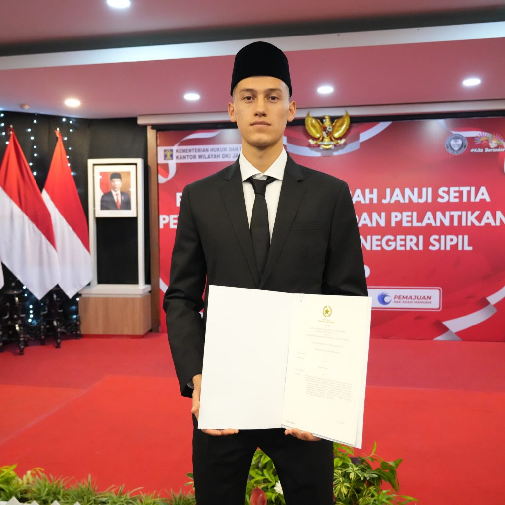 Jay Idzes resmi jadi WNI, siap untuk memperkuat timnas Indonesia. Foto: Laman PSSI
