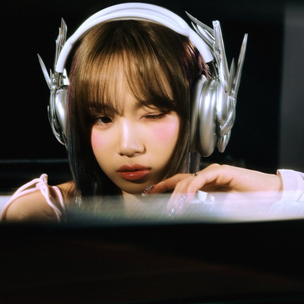 Chaewon LE SSERAFIM harus istirahat karena kesehatan menjelang comeback. FOTO: X.com/sourcemusic