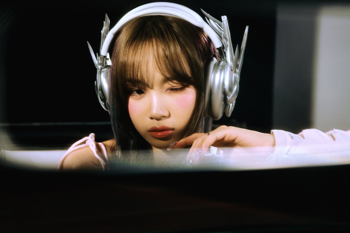 Chaewon LE SSERAFIM harus istirahat karena kesehatan menjelang comeback. FOTO: X.com/sourcemusic