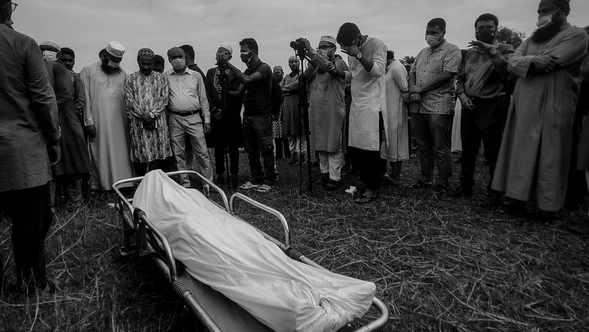 Ilustrasi jenazah korban yang diantar oleh atasannya ke keluarga. Foto: pexels.com/nahmadofficial