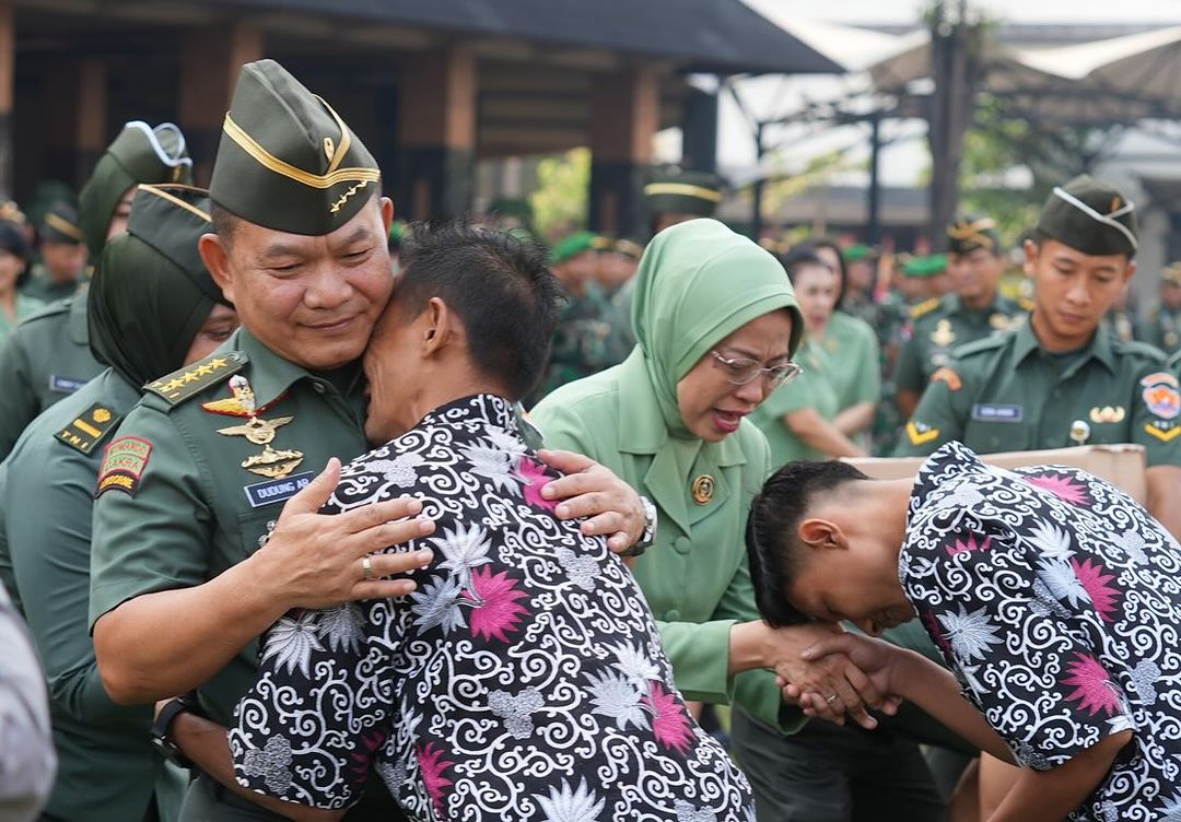 Jenderal Dudung berpamitan dengan keluarga Mabes TNI AD usai akhiri masa jabatan. Foto: Instagram.com/dudung_abdurachman