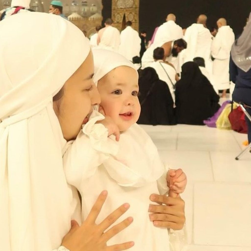 Jennifer Coppen bersama Kamari melakukan ibadah umrah. Foto: instagram.com/jennifercoppenreal20