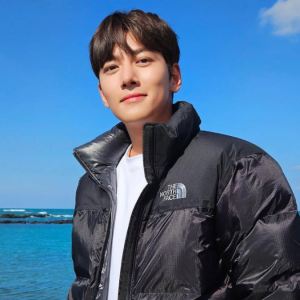 Ji Chang Wook Kedapatan Merokok di dalam Ruangan, Agensi Buka Suara dan Minta Maaf