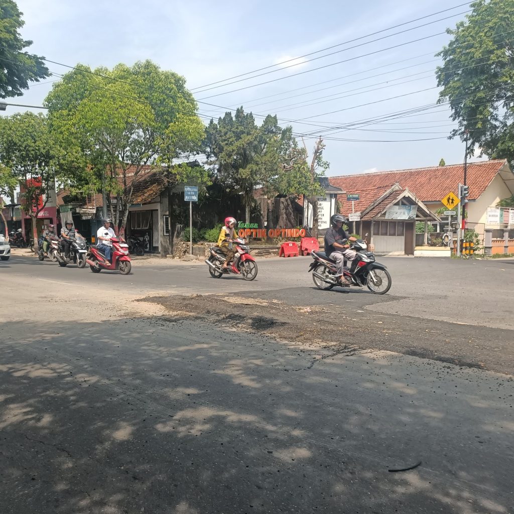 Jalan Ahmad Yani di Blora tak kunjung diperbaiki, pemotor terjatuh. Foto: Dok. Lilik Yuliantoro