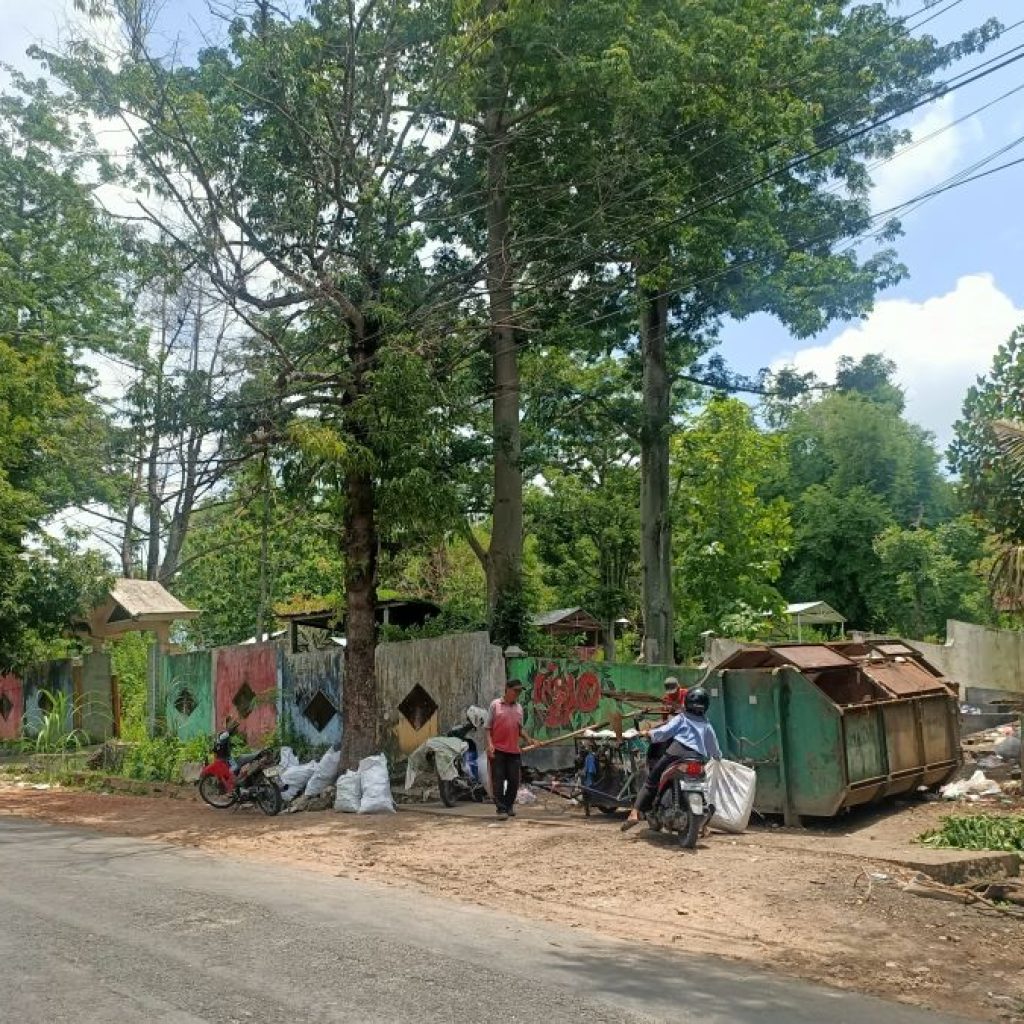 TPS sampah di Jalan RA Kartini, Blora dinilai mengganggu keindahan kota. Foto: Dok. Lilik Yuliantoro