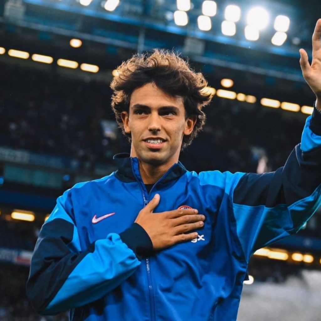 Plakat kehormatan Joao Felix dikotori penggemar. Foto: x.com/ChelseaFC