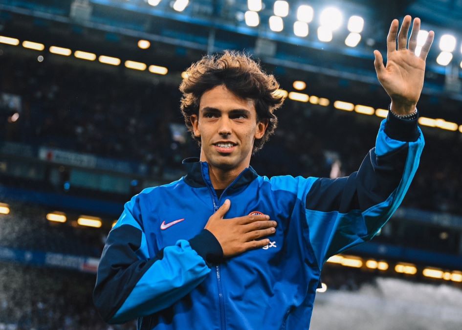 Plakat kehormatan Joao Felix dikotori penggemar. Foto: x.com/ChelseaFC