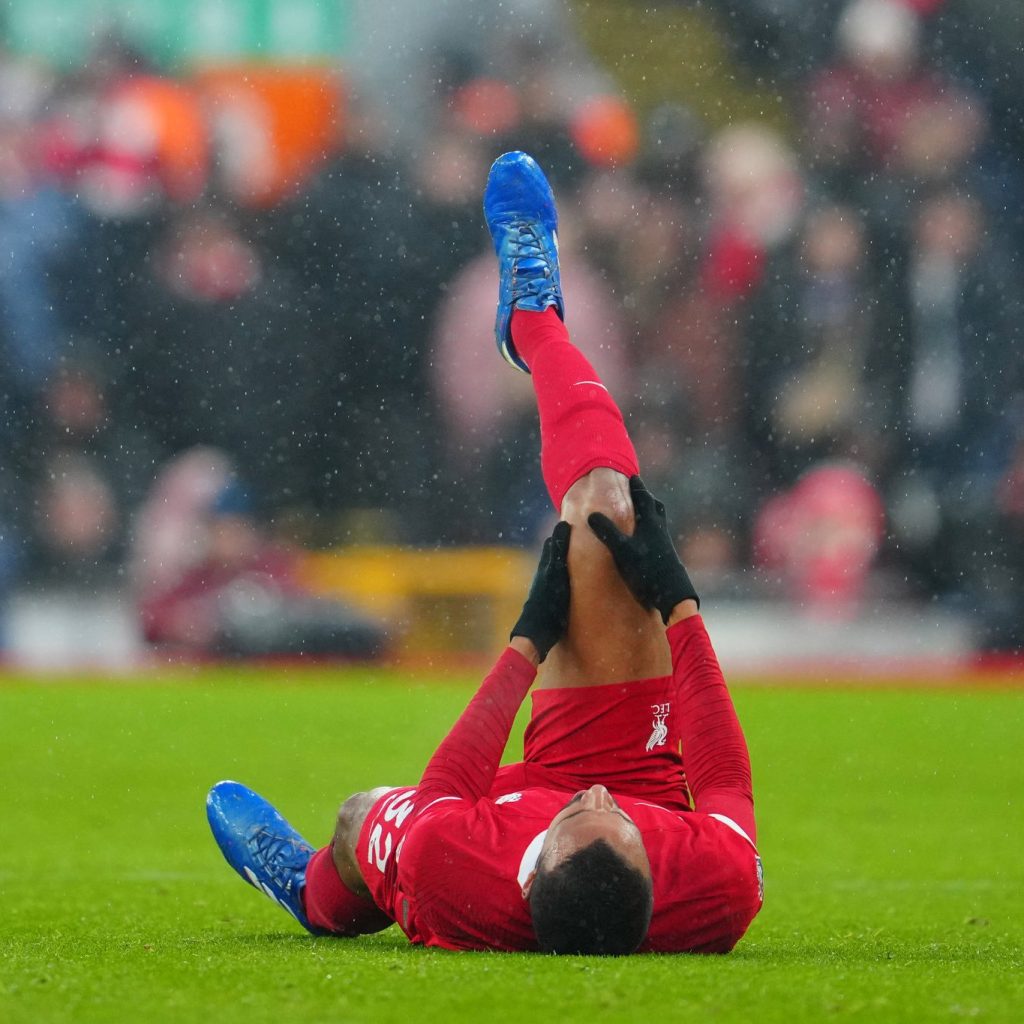 Joel Matip tambah daftar “korban” cedera ACL untuk pesepak bola pria. Foto: x.com/FabrizioRomano