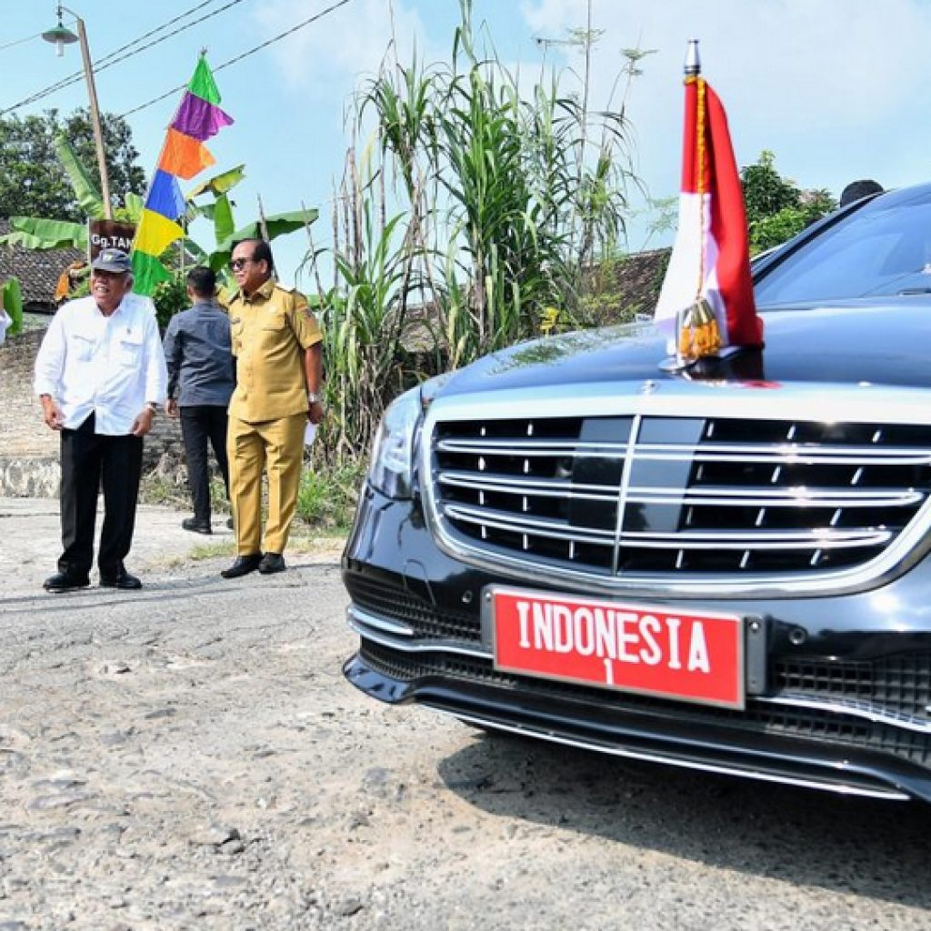 Presiden Jokowi cek jalan rusak di Lampung Selatan. Foto: BPMI Setpres/Vico