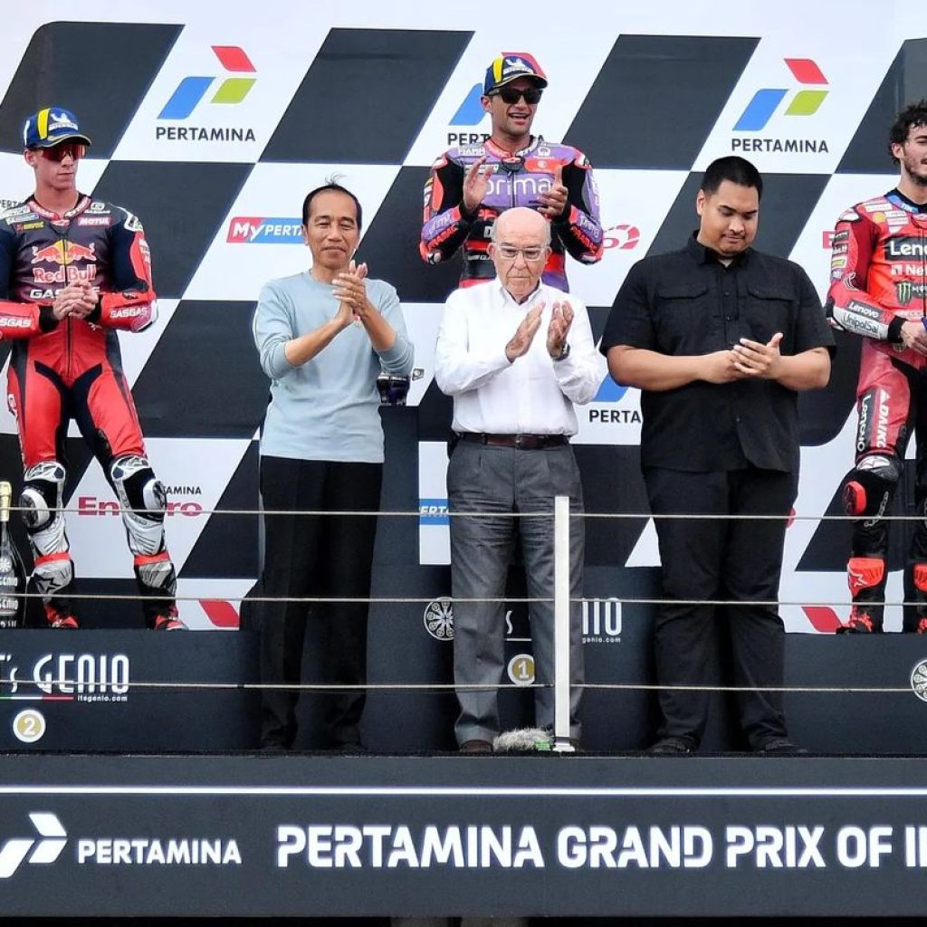 Presiden Jokowi bersama Carmelo Ezpeleta, para menteri, dan pembalap MotoGP. Foto: Vico - Biro Pers Sekretariat Presiden
