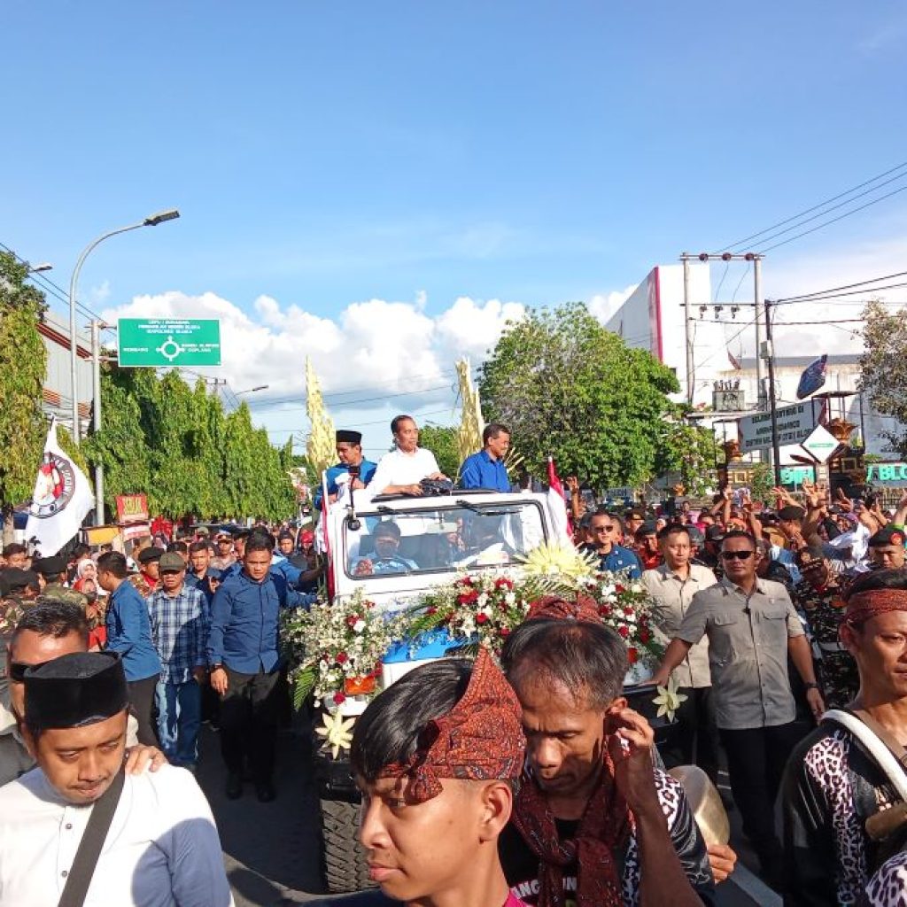 Di Atas Toyota Land Cruiser Manual, Jokowi Sapa Masyarakat Blora 