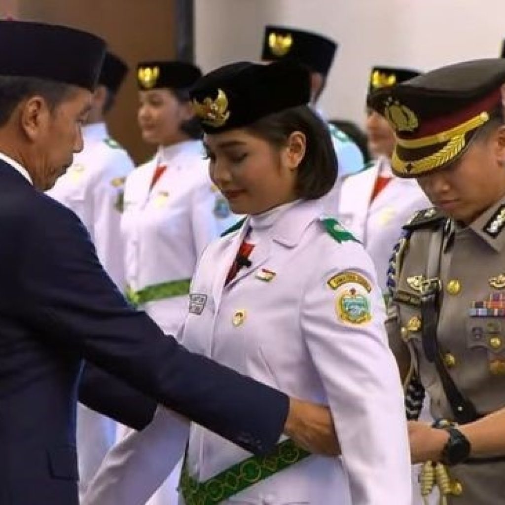 Presiden Jokowi kukuhkan 76 anggota Paskibraka 2024 di Istana Negara IKN. Foto: Tangkapan Layar YouTube Sekretariat Presiden