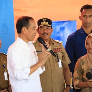 Presiden Jokowi Bagikan Bantuan Pangan Cadangan Beras pada 1.000 Warga Temanggung 