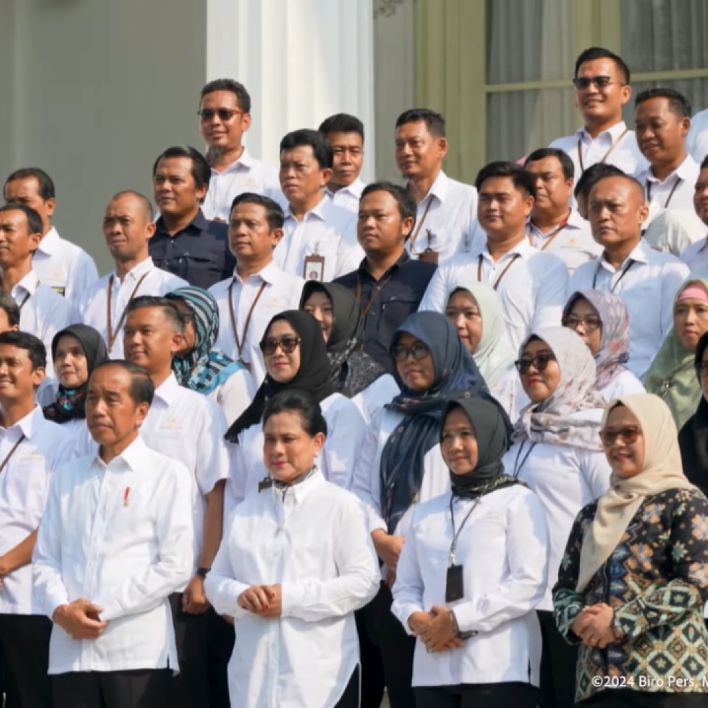 Perpisahan Presiden Jokowi dan Iriana dengan petugas istana. Foto: Tangkapan Layar YouTube Sekretariat Presiden