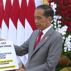 Tunjukkan Kertas Berisi UU No 7 Tahun 2017, Jokowi Jelaskan soal Pernyataan Presiden Boleh Kampanye