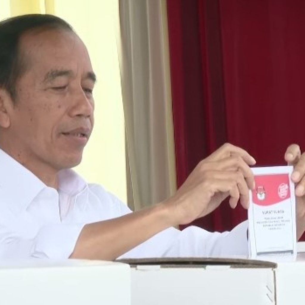 Presiden Jokowi melakukan pencoblosan Pemilu 2024 di TPS 10 Gambir, Jakarta. Foto: Tangkapan Layar YouTube Sekretariat Presiden