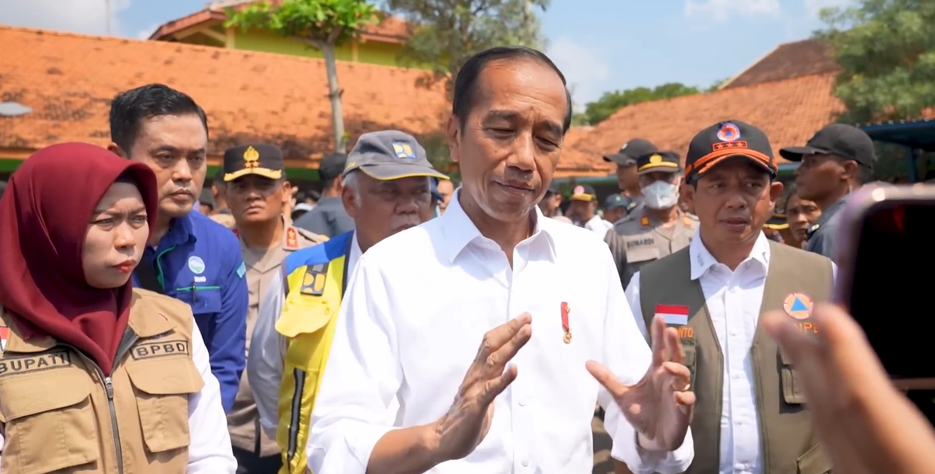 Presiden Jokowi tinjau korban banjir di Demak. Foto: Tangkapan Layar YouTube Sekretariat Presiden