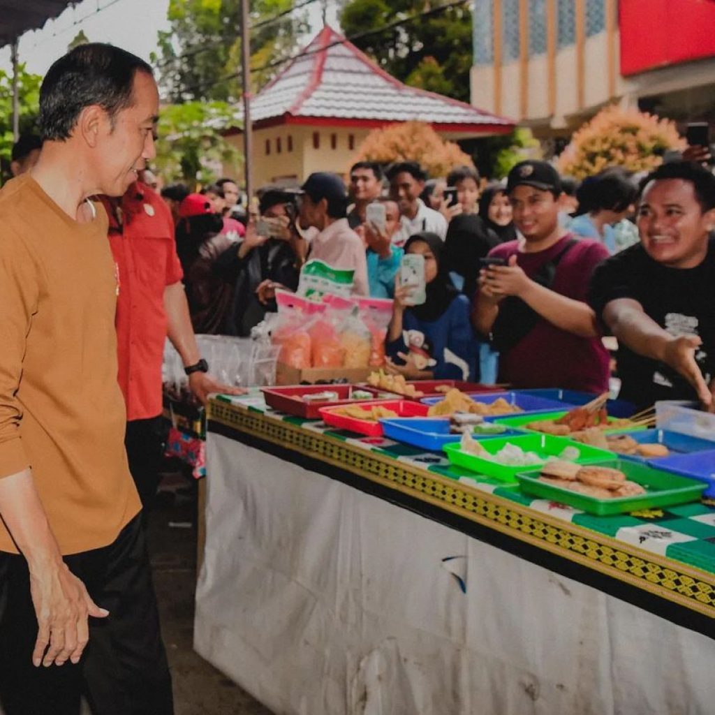Isi Waktu Ngabuburit, Presiden Jokowi Ikut Berburu Takjil di Jambi, Dapat Apa Saja Ya?