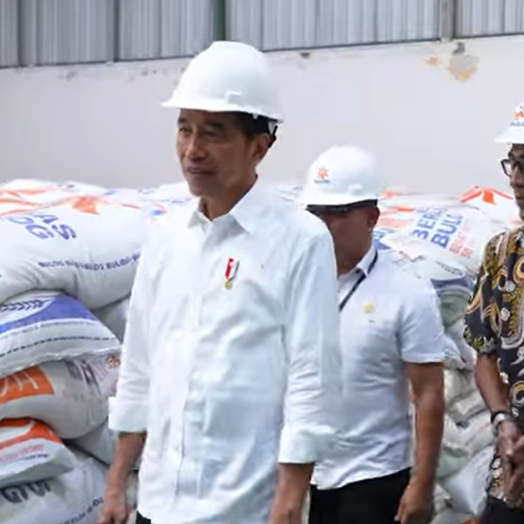 Jokowi menjelaskan soal pembagian bansos. Foto: Tangkapan Layar YouTube Sekretariat Presiden
