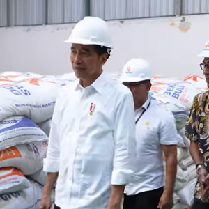 Masif Pembagian Bansos, Jokowi: Ini untuk Memperkuat Daya Beli Masyarakat