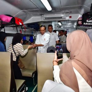 Tinjau Arus Mudik di Stasiun Pasar Senen, Begini Tanggapan Jokowi