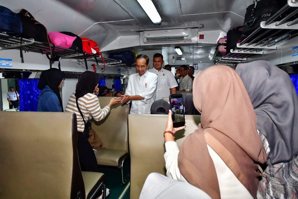 Presiden Jokowi meninjau arus mudik di Stasiun Pasar Senen. Foto: Laman Setkab RI