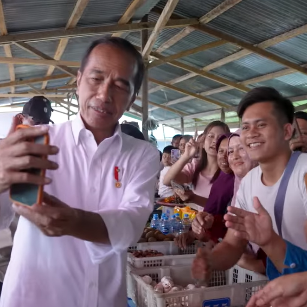 Presiden Jokowi berkunjung ke Pasar Sungai Ringin untuk pantau stabilitas harga. Foto: Tangkapan Layar YouTube Sekretariat Presiden