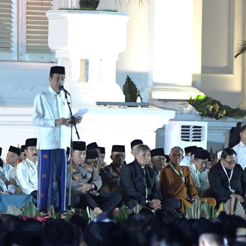 Presiden Jokowi saat zikir dan doa di Istana Merdeka jelang HUT ke-79 RI. Foto: BPMI Setpres/Kris